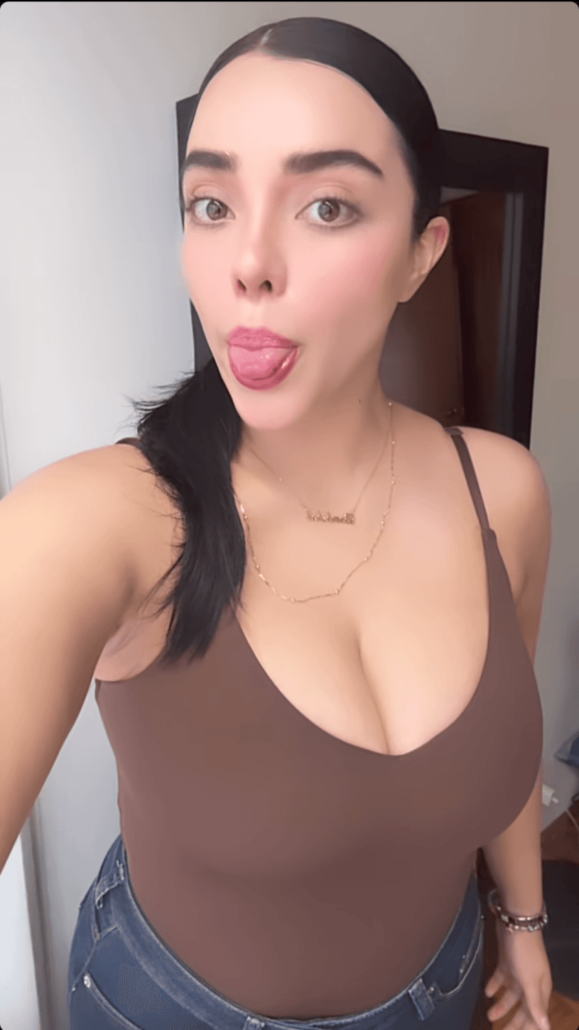 Quiero esa lengüita en mi boca pero ella no sabe que soy bi y la deseo, amo salir con ella