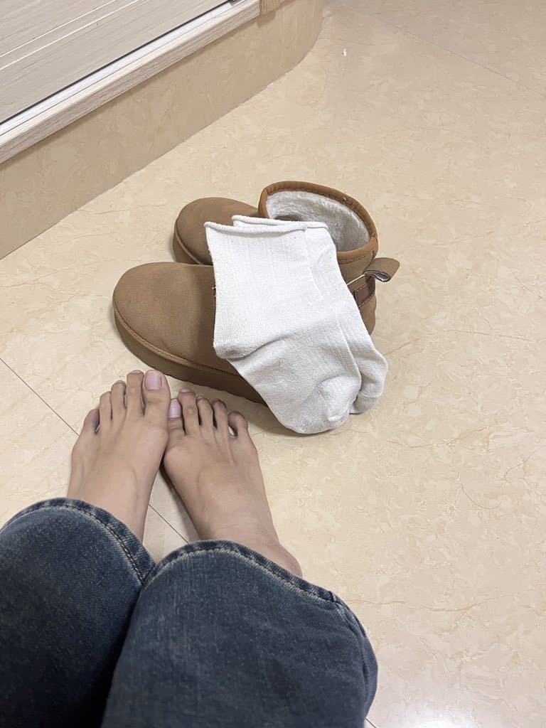 Asian feet / shoes & socks