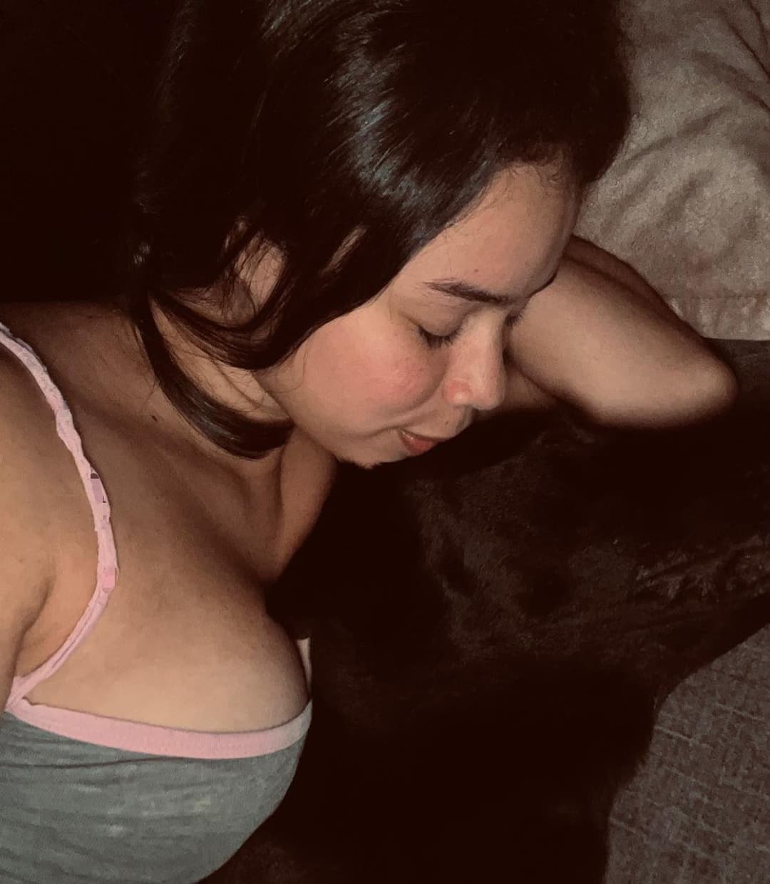 Fresia es una putita de 20 años con uno labios carnosos y le mama la verga a su abuelo?