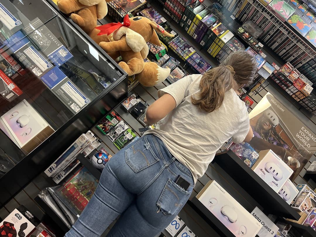 HOTTEST GIRL IVE EVER SEEN WORK AT GAMESTOP AMAZING ASS CANDID