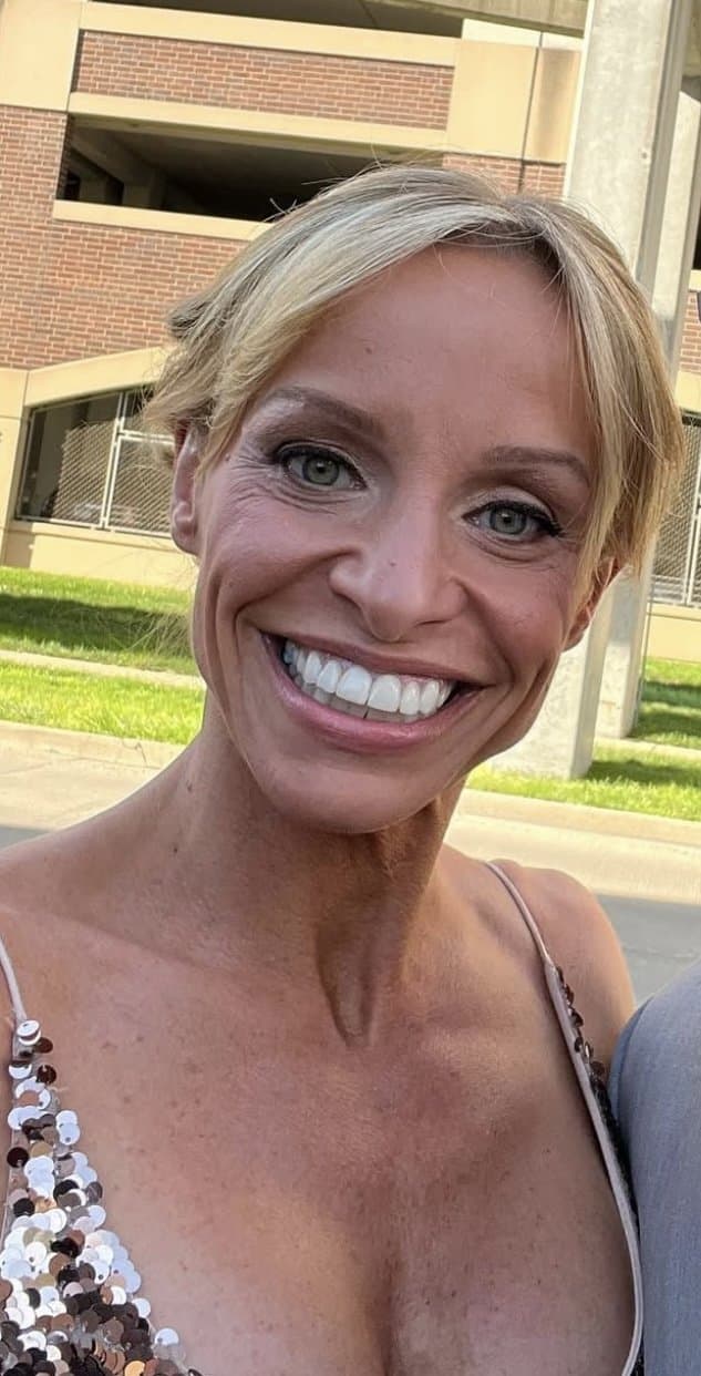 All American wife Kyle gets off with her finger & a beer bottle on camera