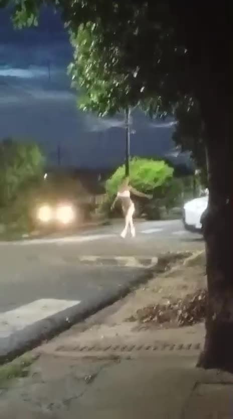 Vagabunda em Santo Inácio PR, faz exibicionismo ao vivo