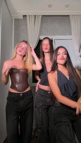 Lana e amigas fofas , muito lindas...Lana Negrini delicia gostosa