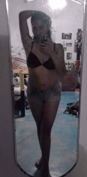 Janeri mostrándose en calzones y lencería