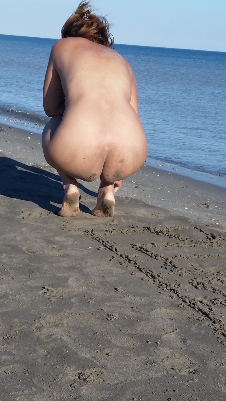 foto-moglie-esibizionista-nuda-spiaggia-pissing-scopata-6-768x1365