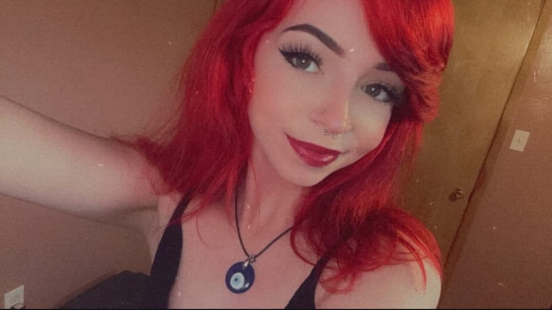 Watch how this alt / emo girl sucks a small cock pretending to be satisfied