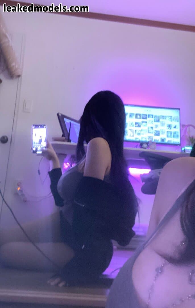 Asian Twitch streamer 1