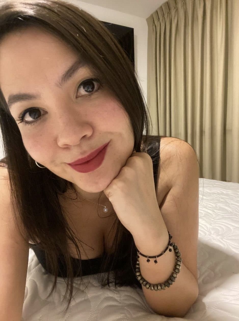 Hot Asian-latina with big boobs and amazing legs. Enjoy!