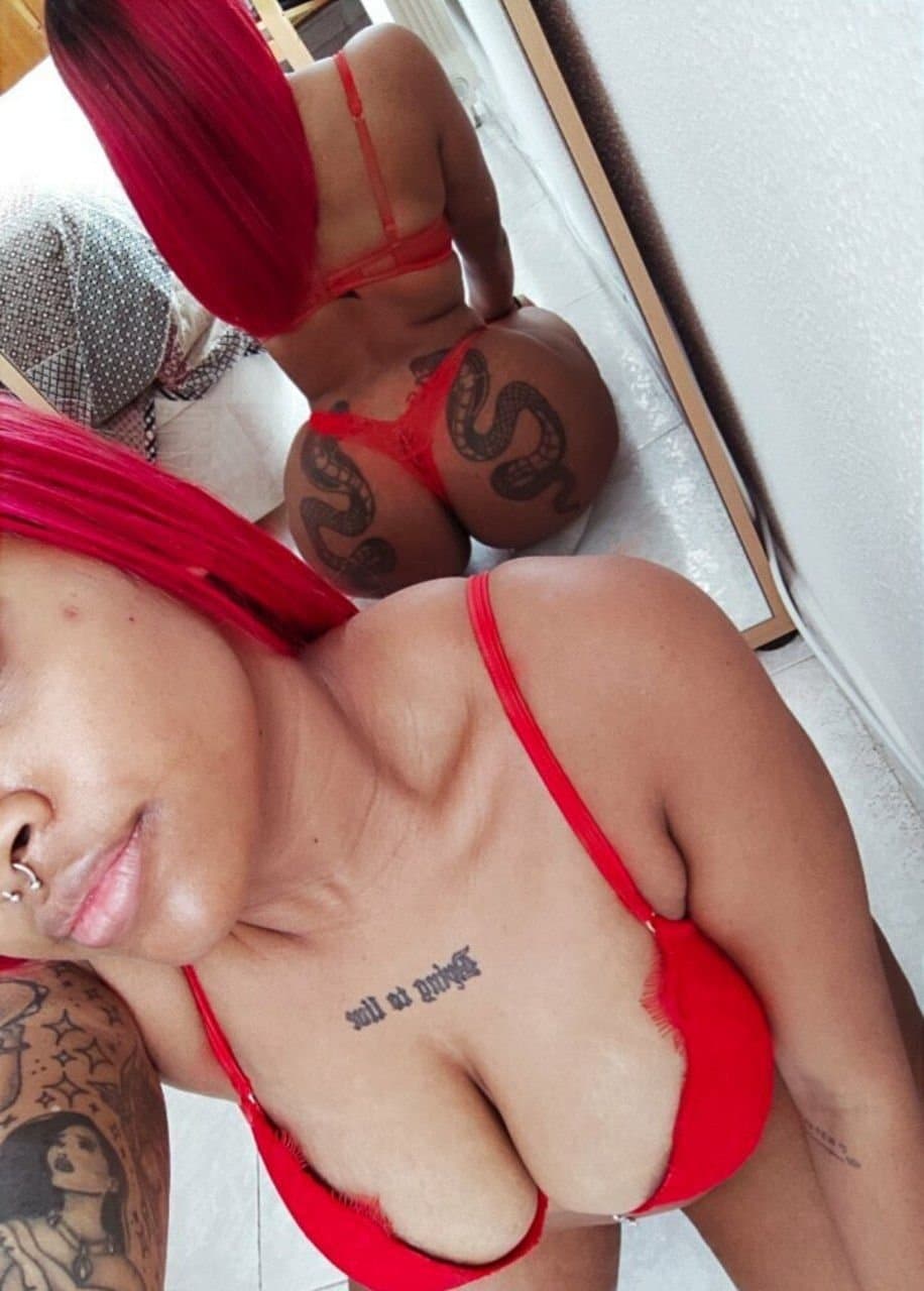 Morena tatuada y culona muy guarra