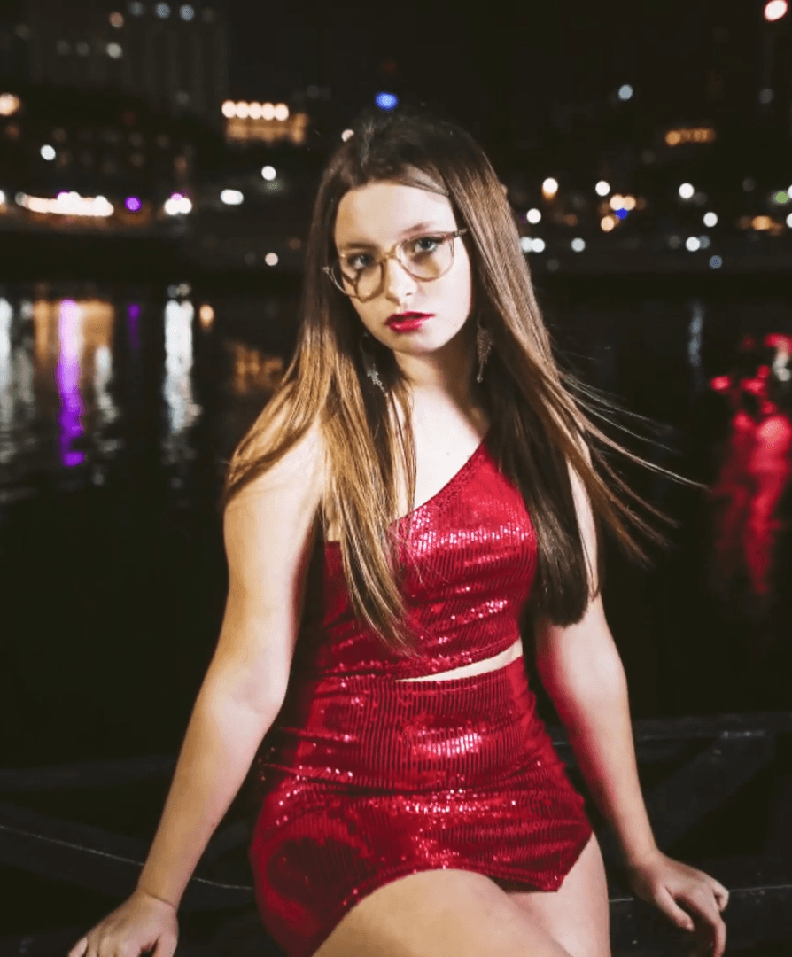 Cate - sexy teen with rounded ass