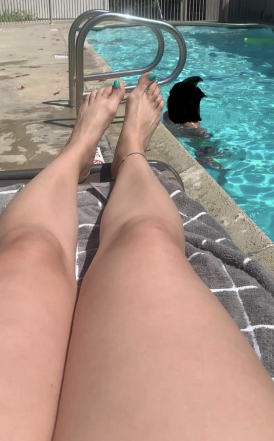 Latina with nice legs and feet she ain’t loyal