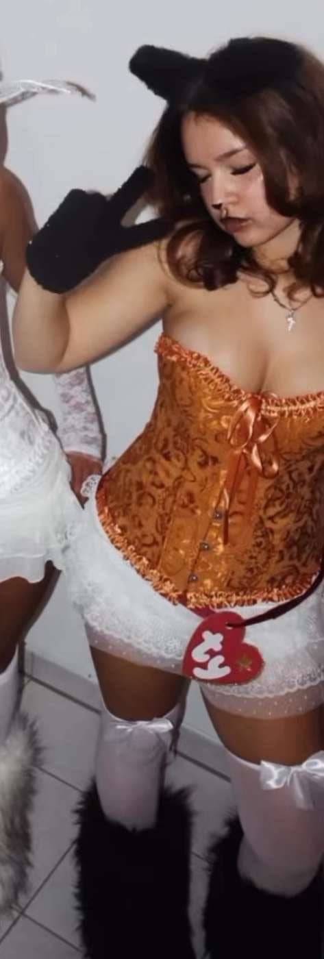 Payton showing off her tits (NN)