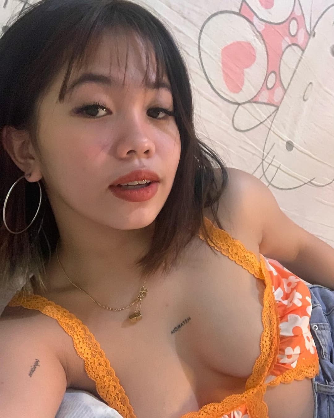 Pinay slut likes to show off her body on social media