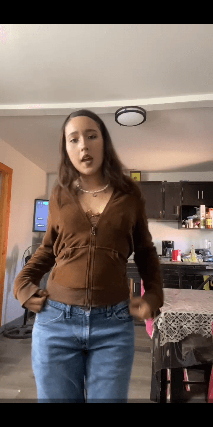 Perra con bonito cuerpo y rostro hermoso