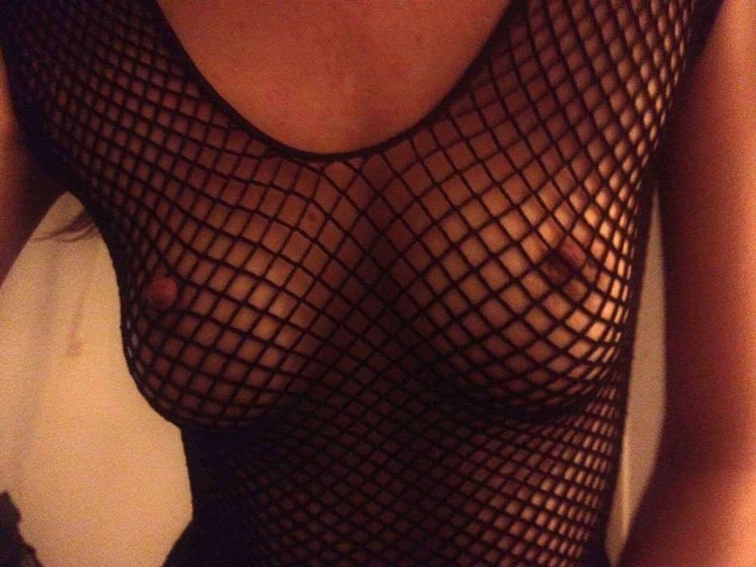 Amateur brunette records her naughty alone time