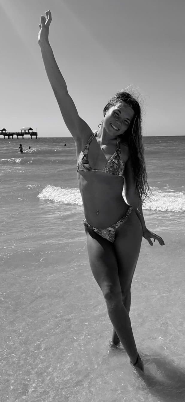 Click to view full size ripped alabama sorority slut has nude photo shoot