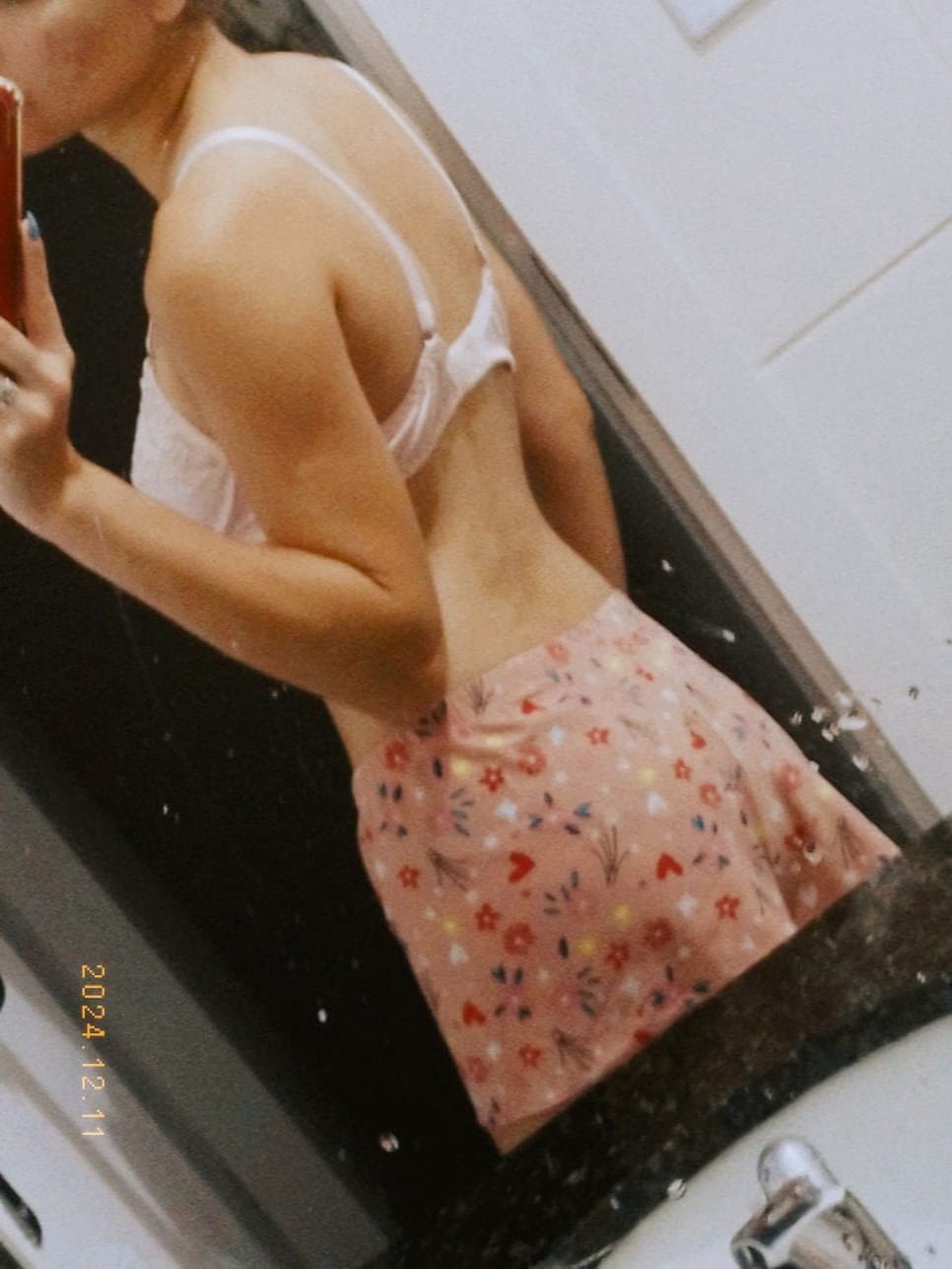 Novinha branquela pagando boquete até gozarem gostoso na boca dela ?