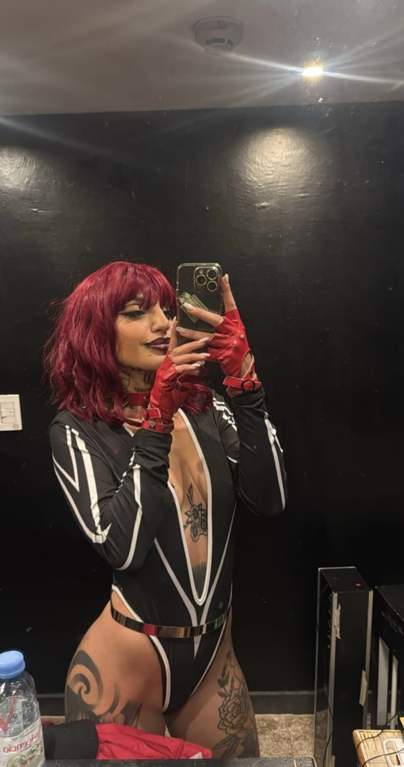 Red gloves, red hair… and a little danger to match