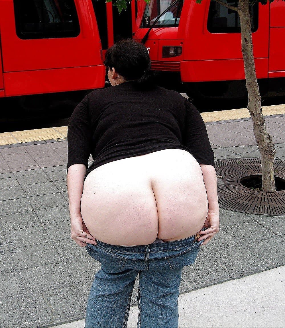 Friends group mooning around San Diego