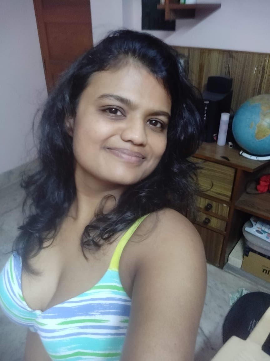 Famous Indian Webslut Likes to Show Off