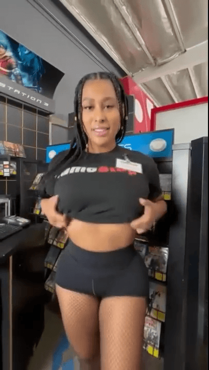 Ebony Gives a Head At The Store During Break