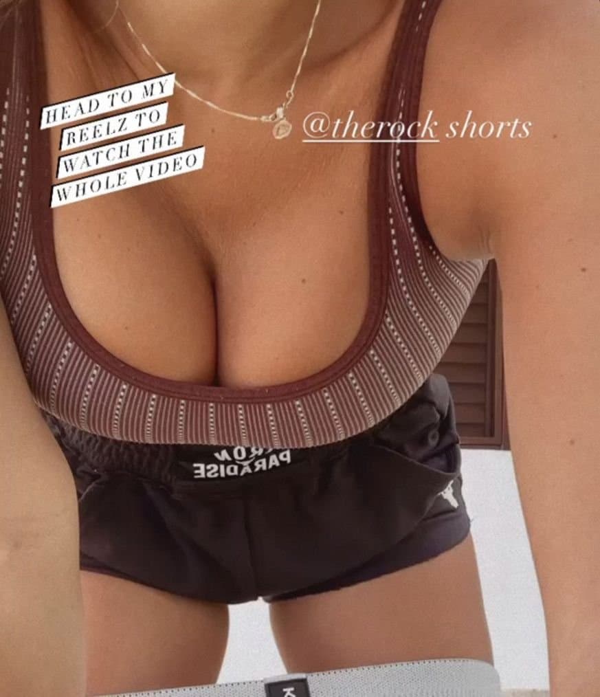 Jessie James Decker Banging Body&Big Luscious Melons and Hot Has Me Leaking for The Milf Beauty ??