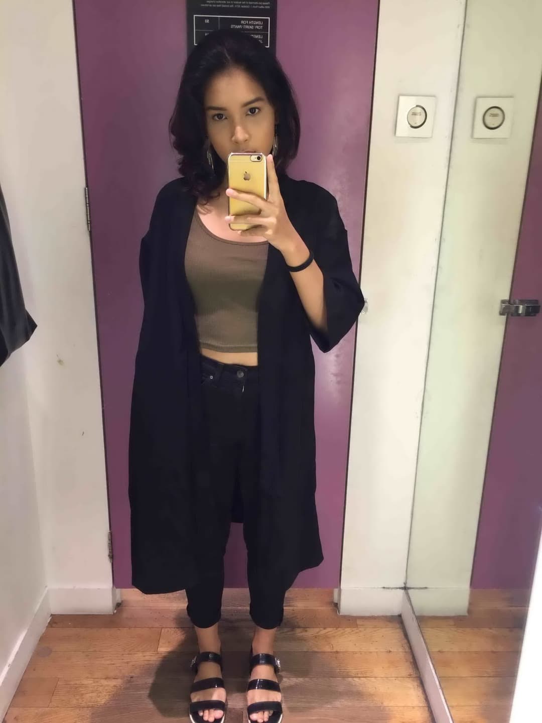 Singapore office lady can’t resist nude selfie in the changing room