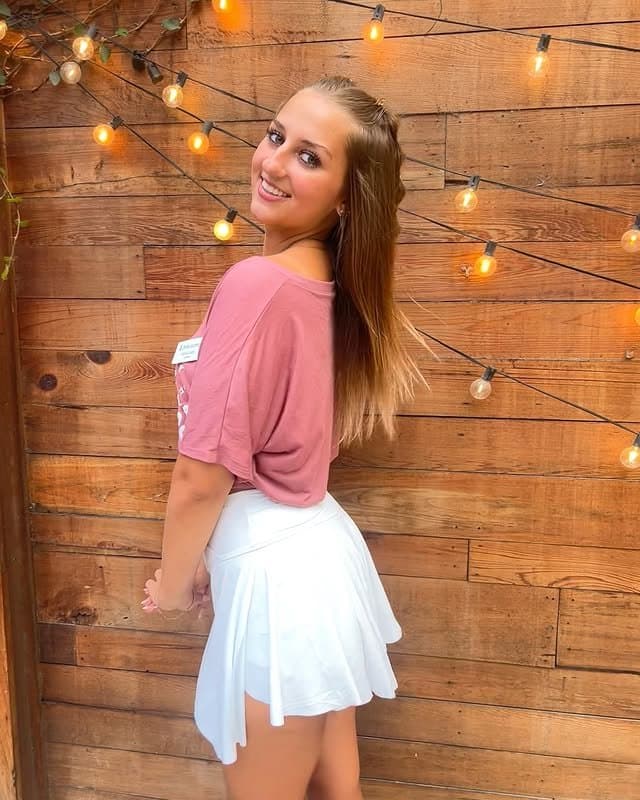 Click to view full size Sexy bubble butt teen Calista