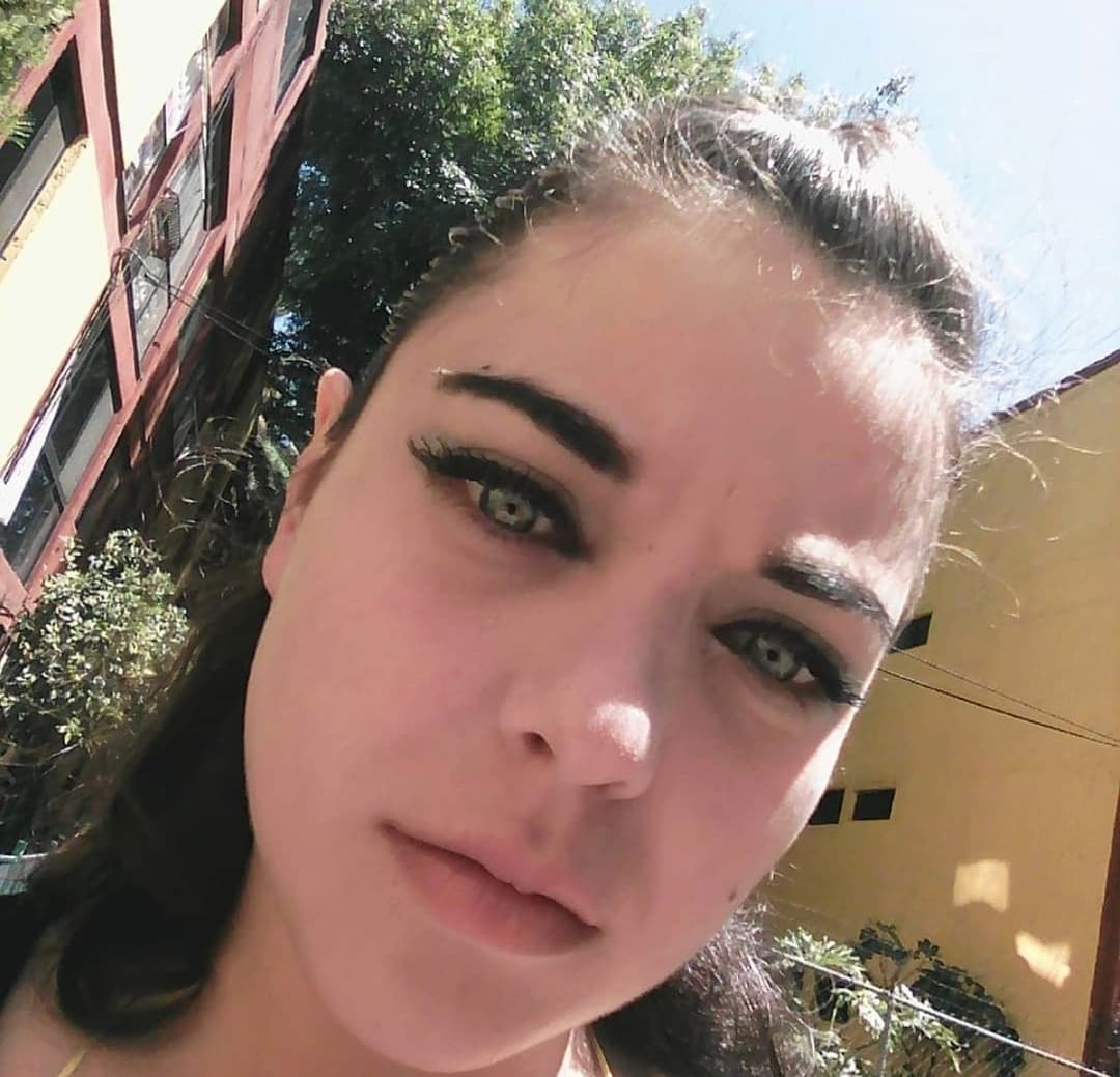 Madre ninfomana de ojos azules prefiere coger con vergon que atender a su bendi mientras chinga