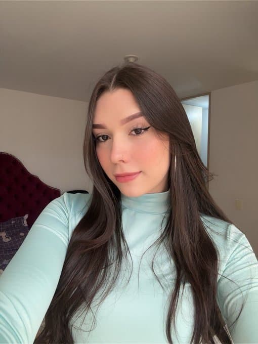 Cute tranny Alice cumshot