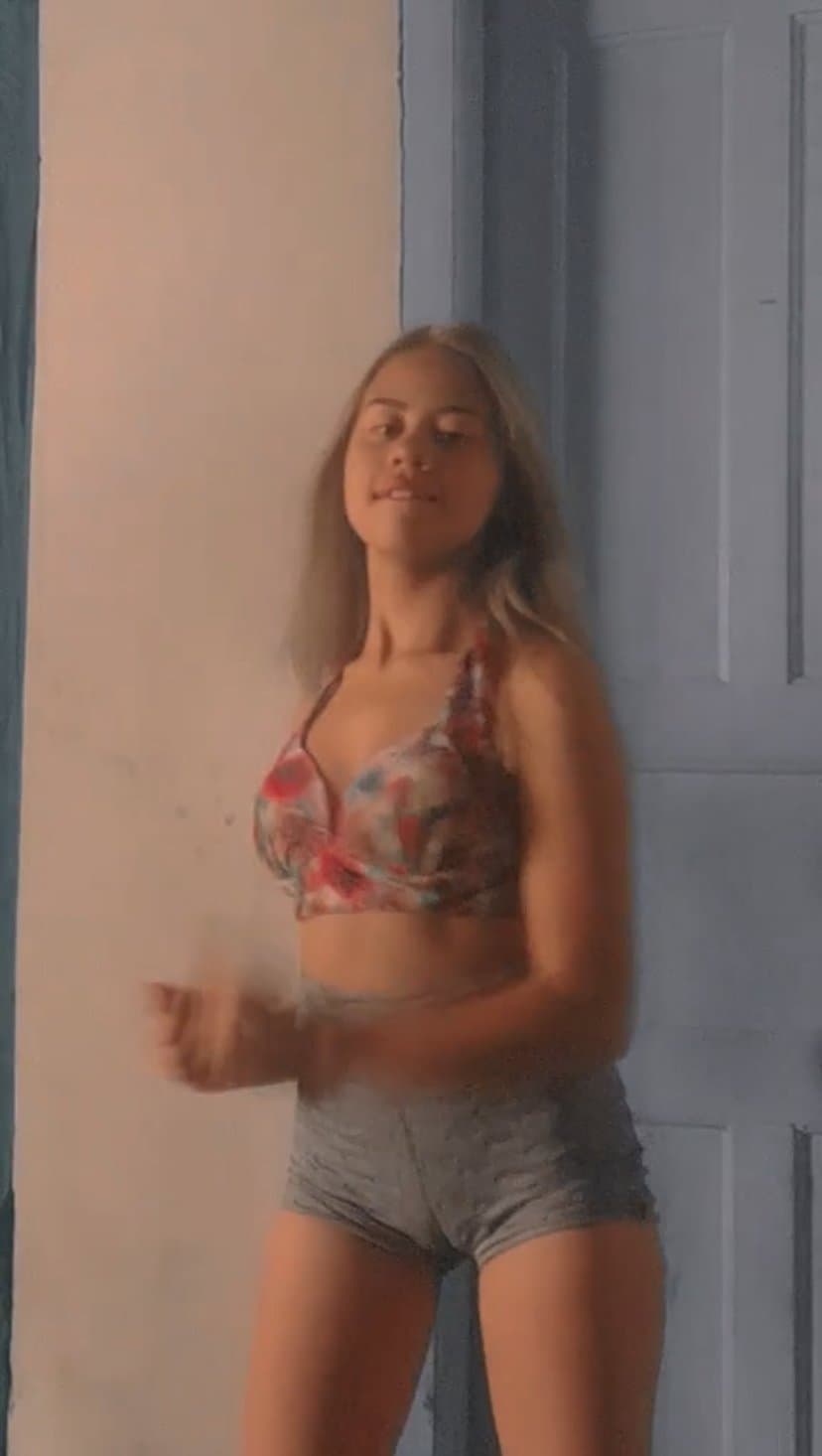 Novinha com o shorts repartido