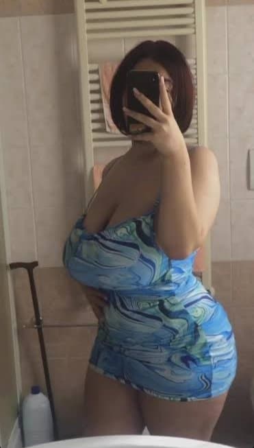 Click to view full size Putita de tetas gigantes y caídas, tiene las tetas más jugosas y lechosas que hay