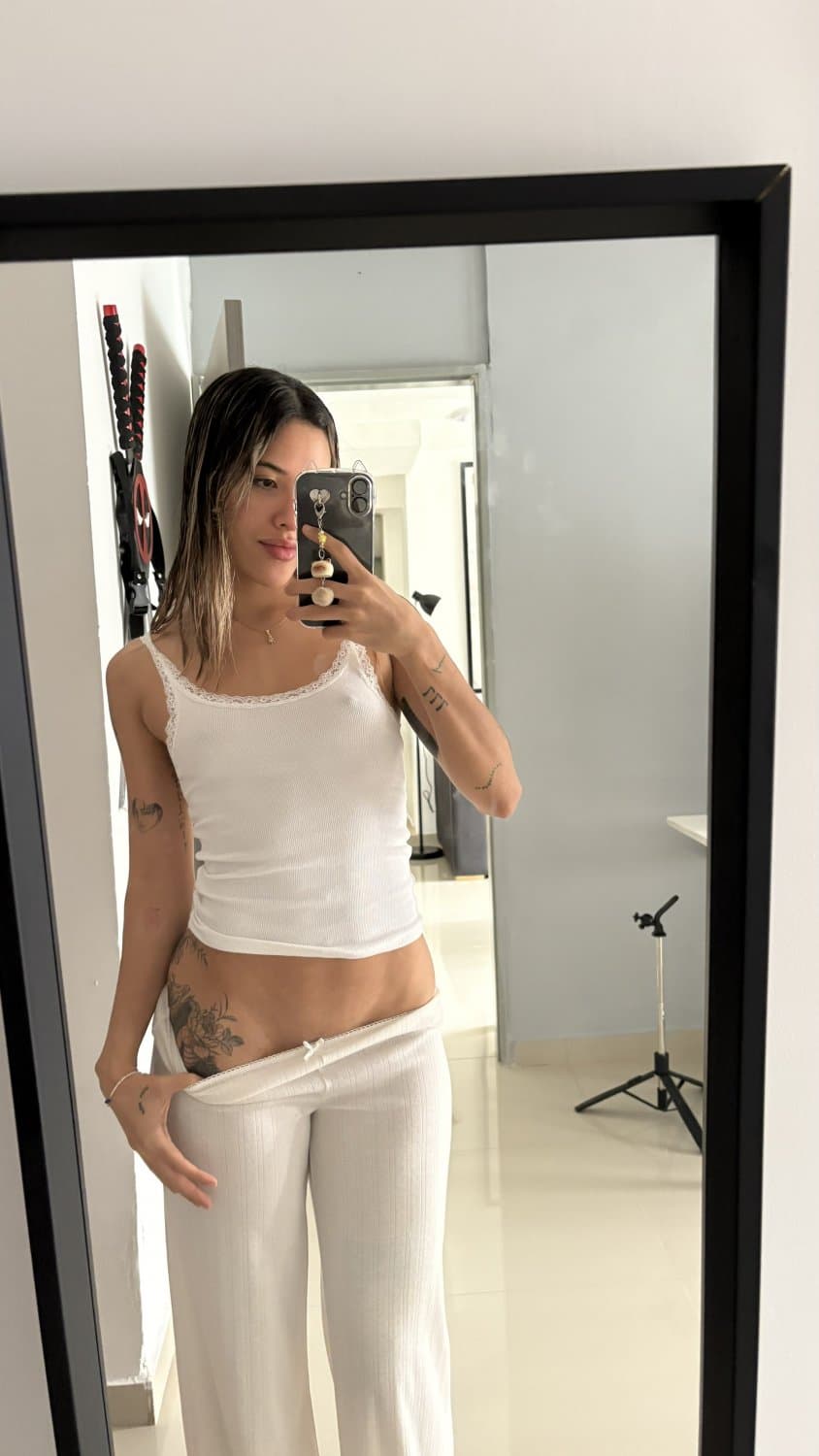 Click to view full size Novinha magrinha que adora usar vestido sem calcinha , experimentando lingeries e squichando