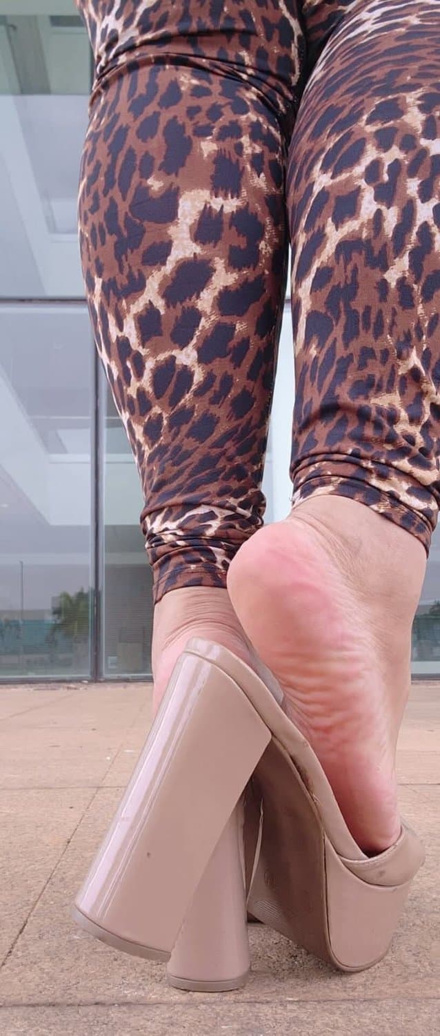 Outra Feet que tem um belo par de patas Lindos Ctz que ela manda bem nos Feetjob (Pes da Clarinha)