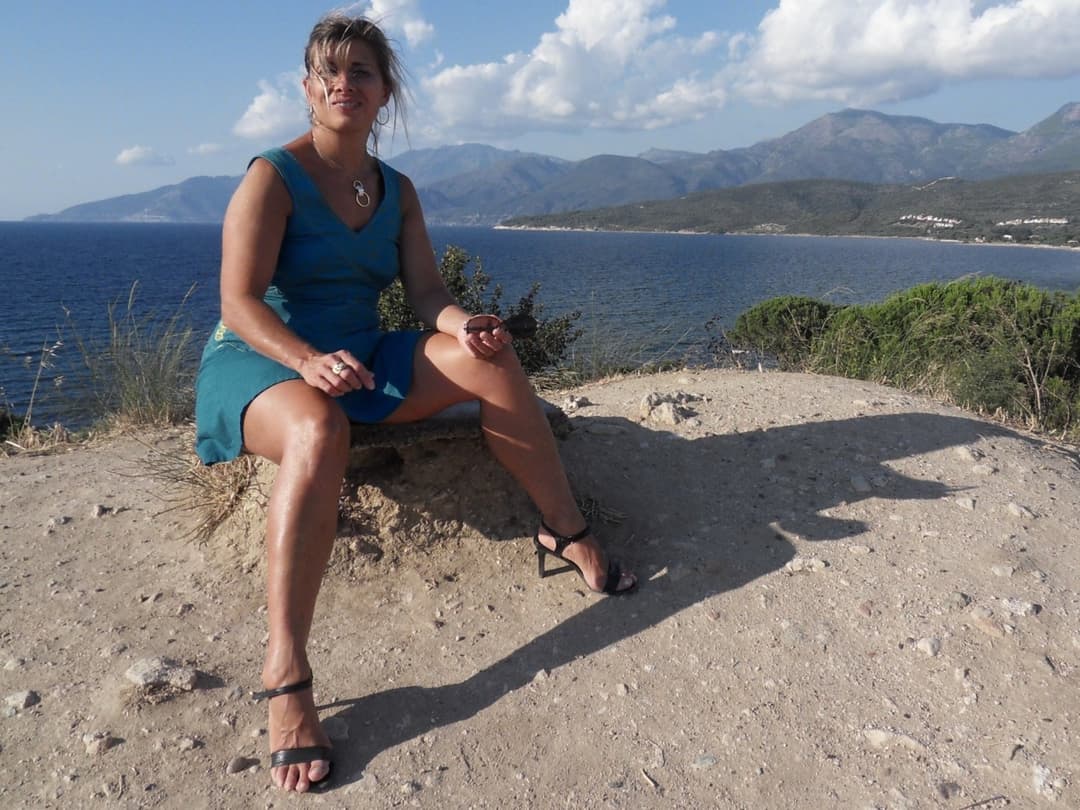 Lisa se promène sans culotte en Corse