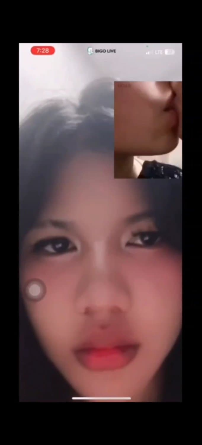 ?? Bek tleay srey khmer 2 neak rok kduy knea tam video call oy bros mer. Mean neak skol te?