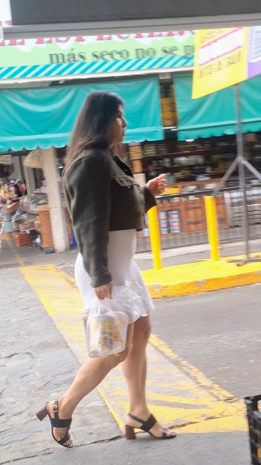 Madura mexicana en vestido blanco, sexy hot milf