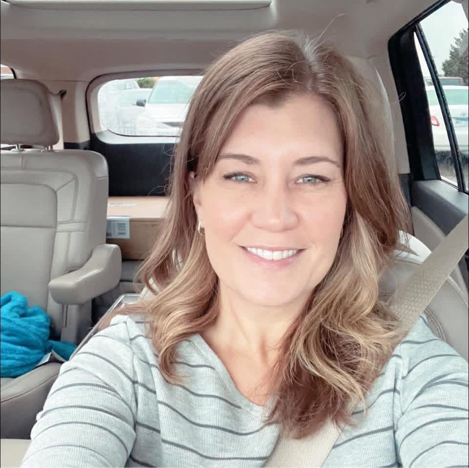 “Wholesome” ladies Kelly & Breanna showing some skin on stage