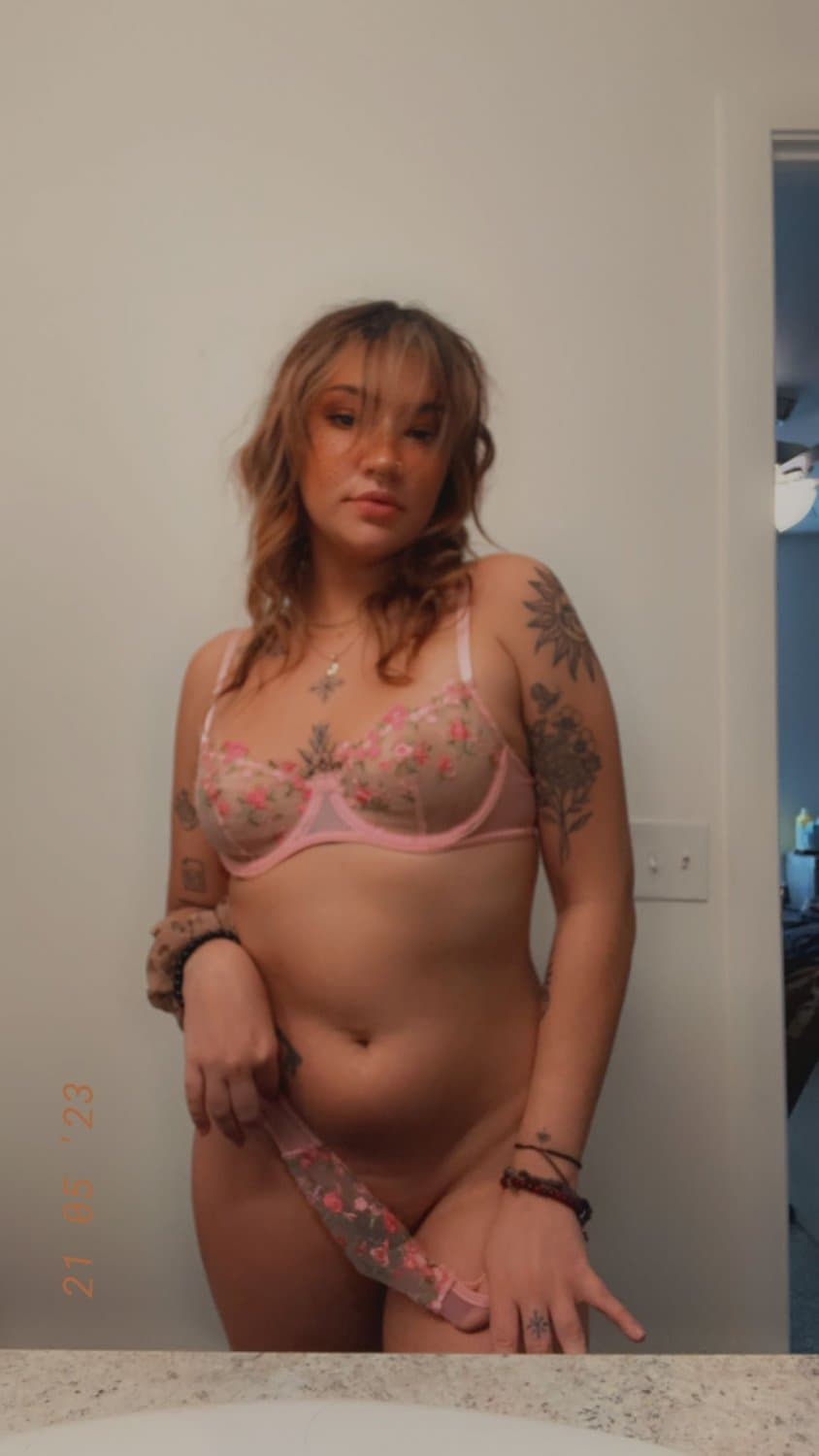 Young hipster slut plays with her pussy like daddy told her to