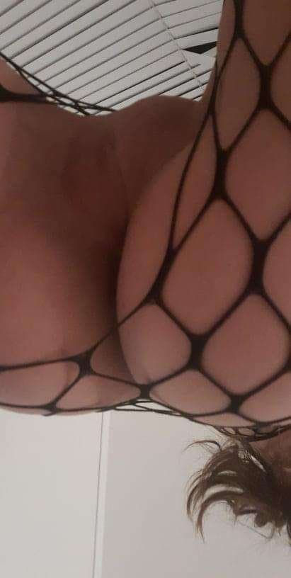 Amateur brunette records her naughty alone time