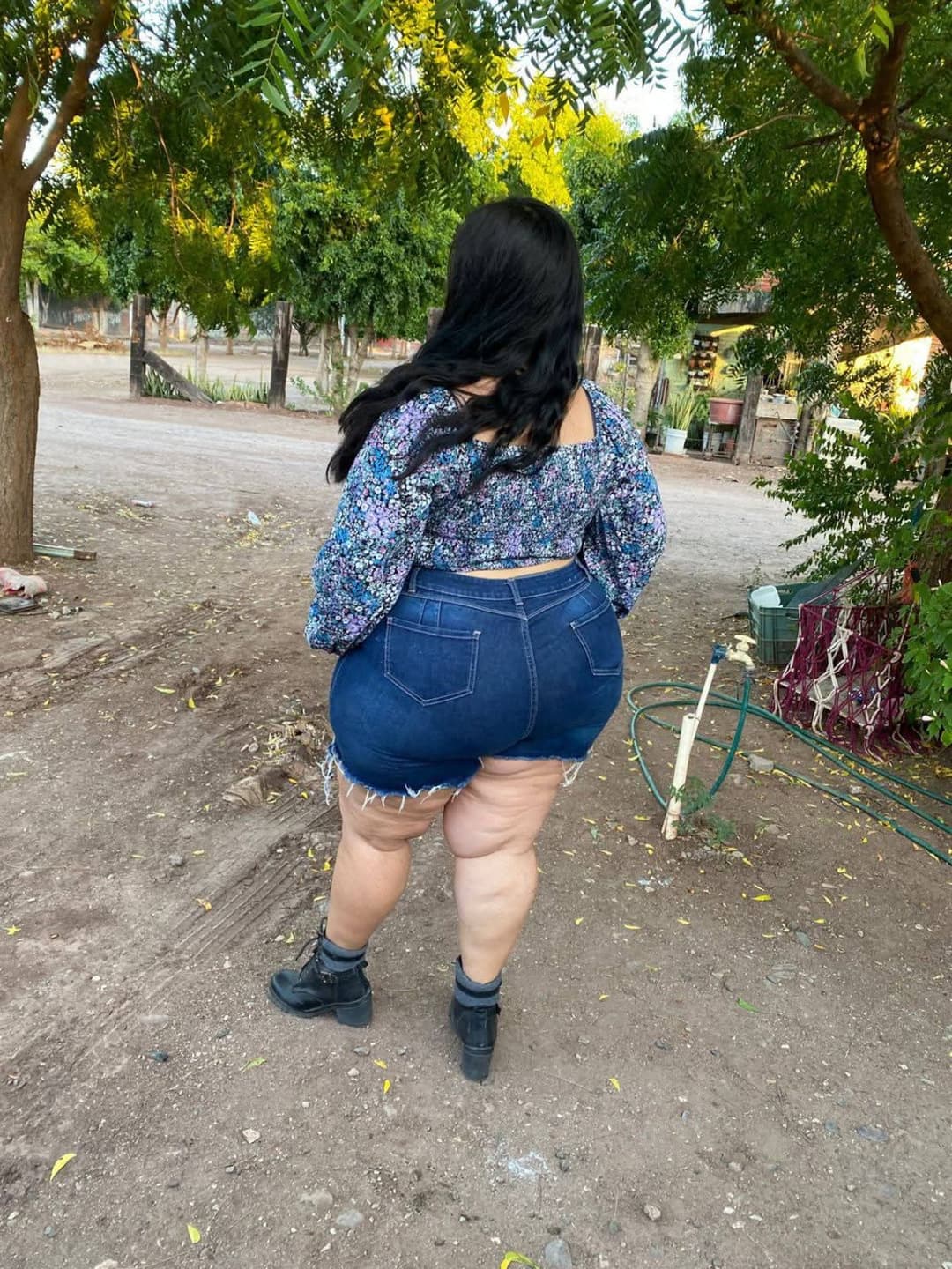 PEAR SHAPE THICK CURVY LATINA SSBBW BIG BOOTY ASS
