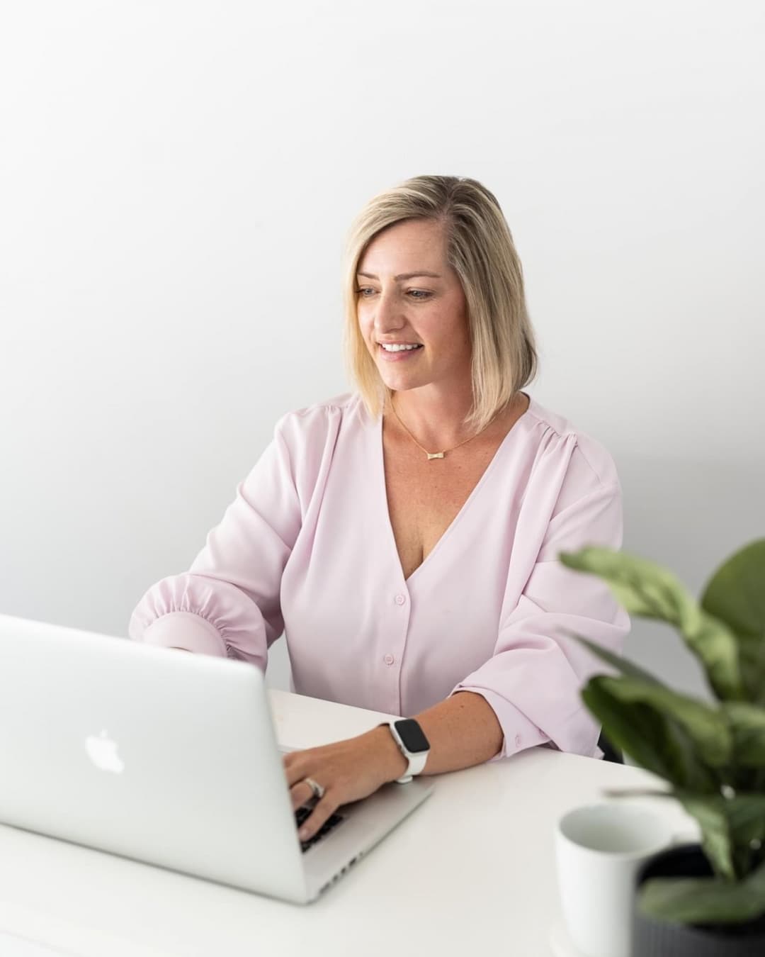 Realt0r hopes the internet forgot when she flashed & fingered herself on spring break