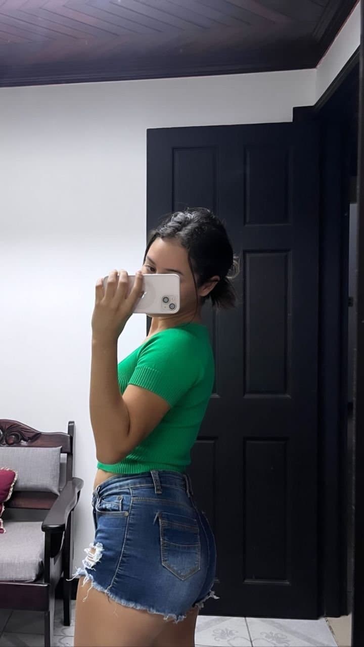 Fresia es una zorra de 20 años con unos labios carnosos y le encanta mamarsela a su abuelo