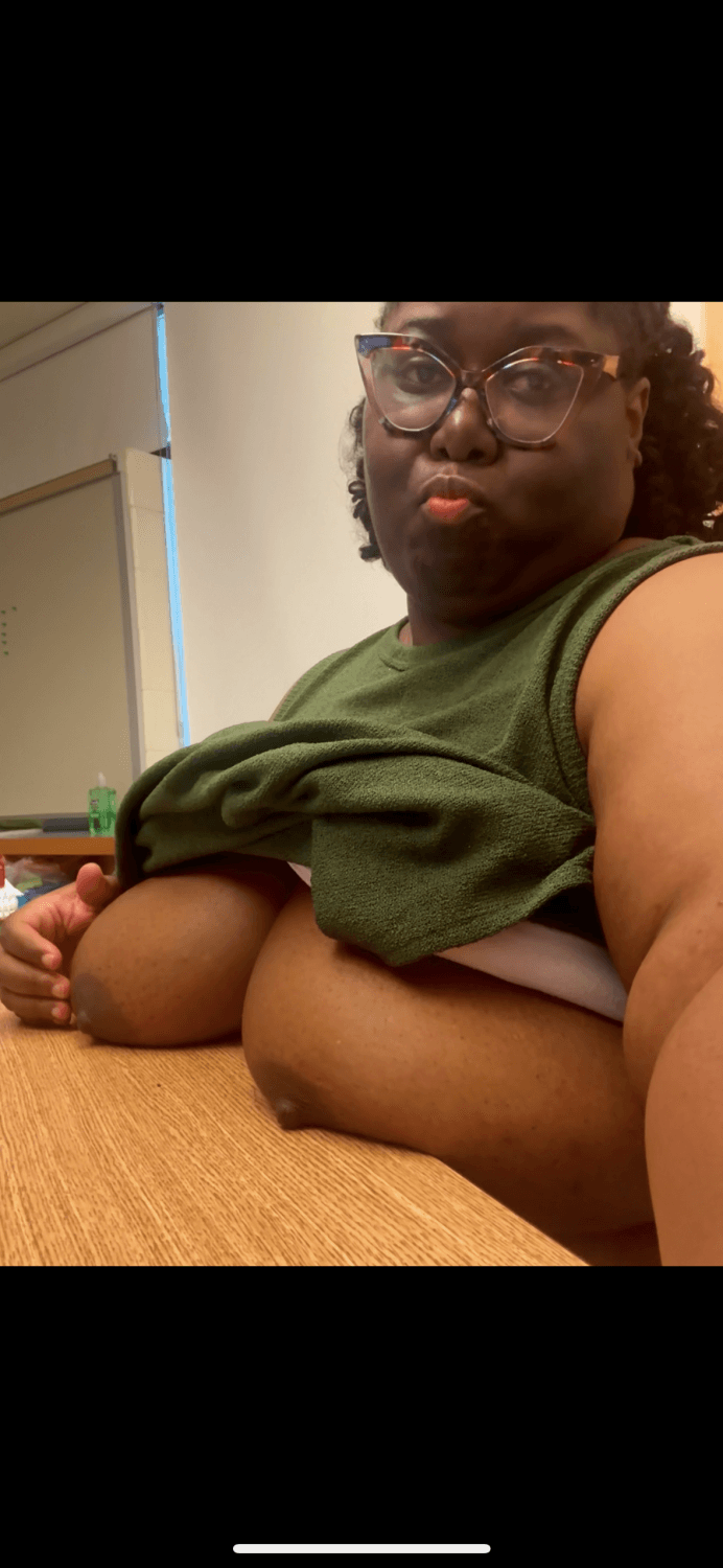 Ssbbw black huge tits on desk