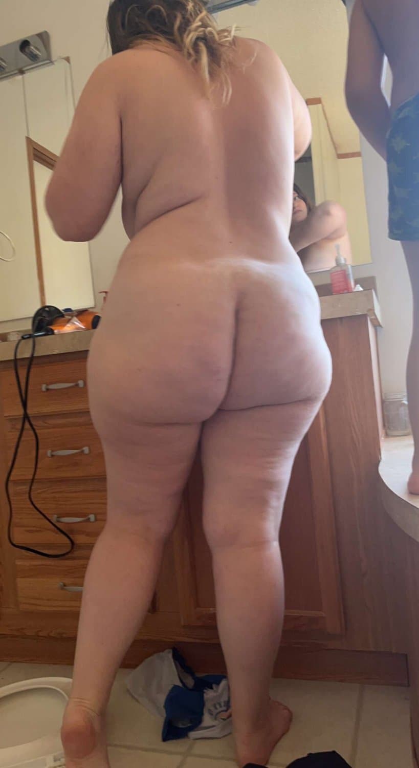 Full body slut wife  loves sharing with us. Hung Bull and petite slut here waiting for you and yours