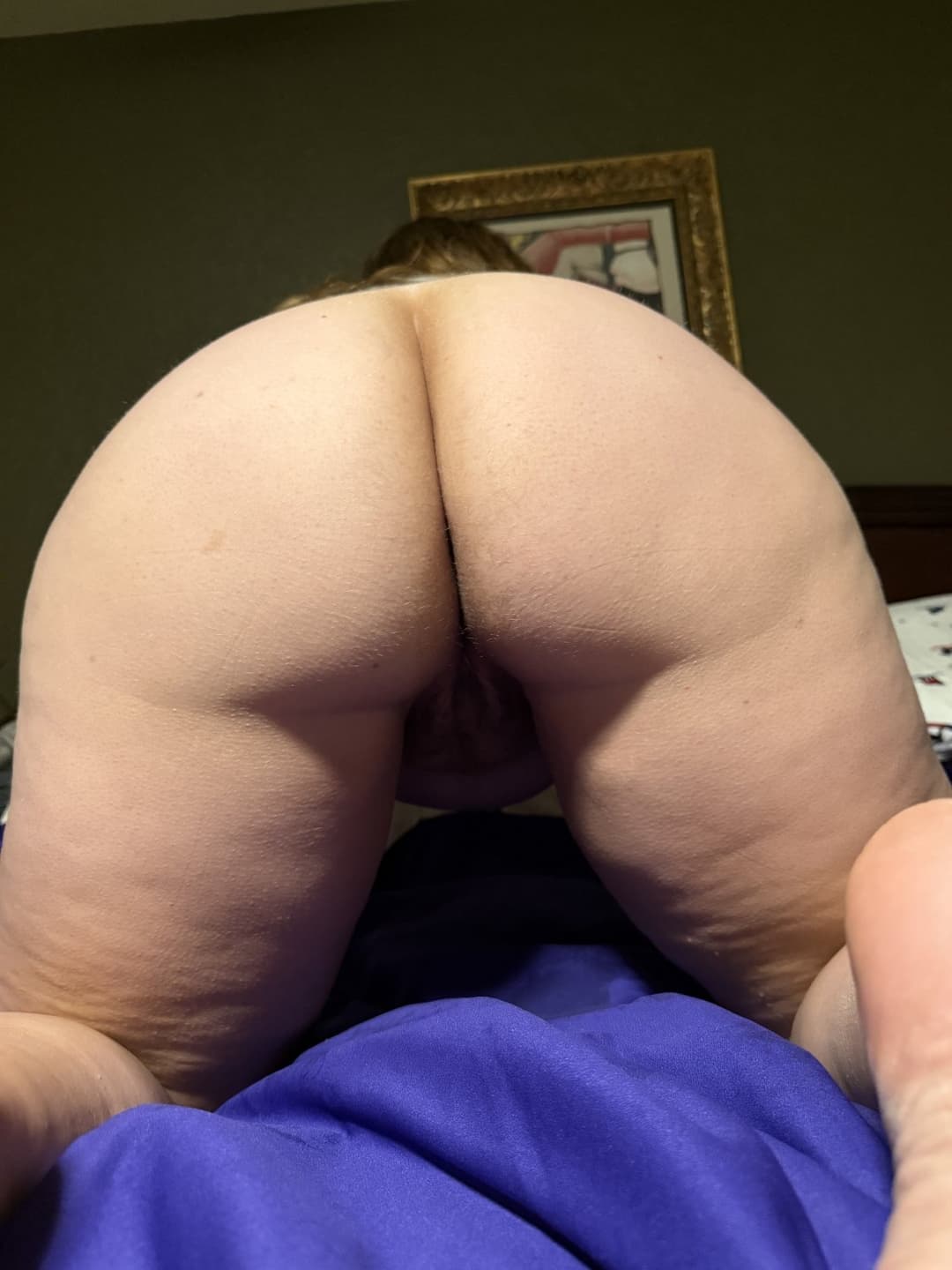 Sexy MILF Amanda showing off her big tits and sexy ass. She’s BBC ready