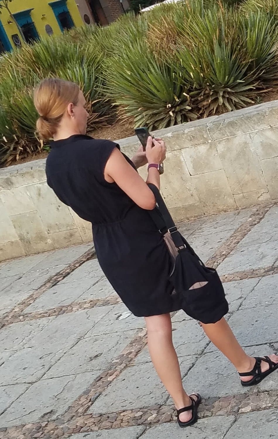 blondie in drees  (legs)