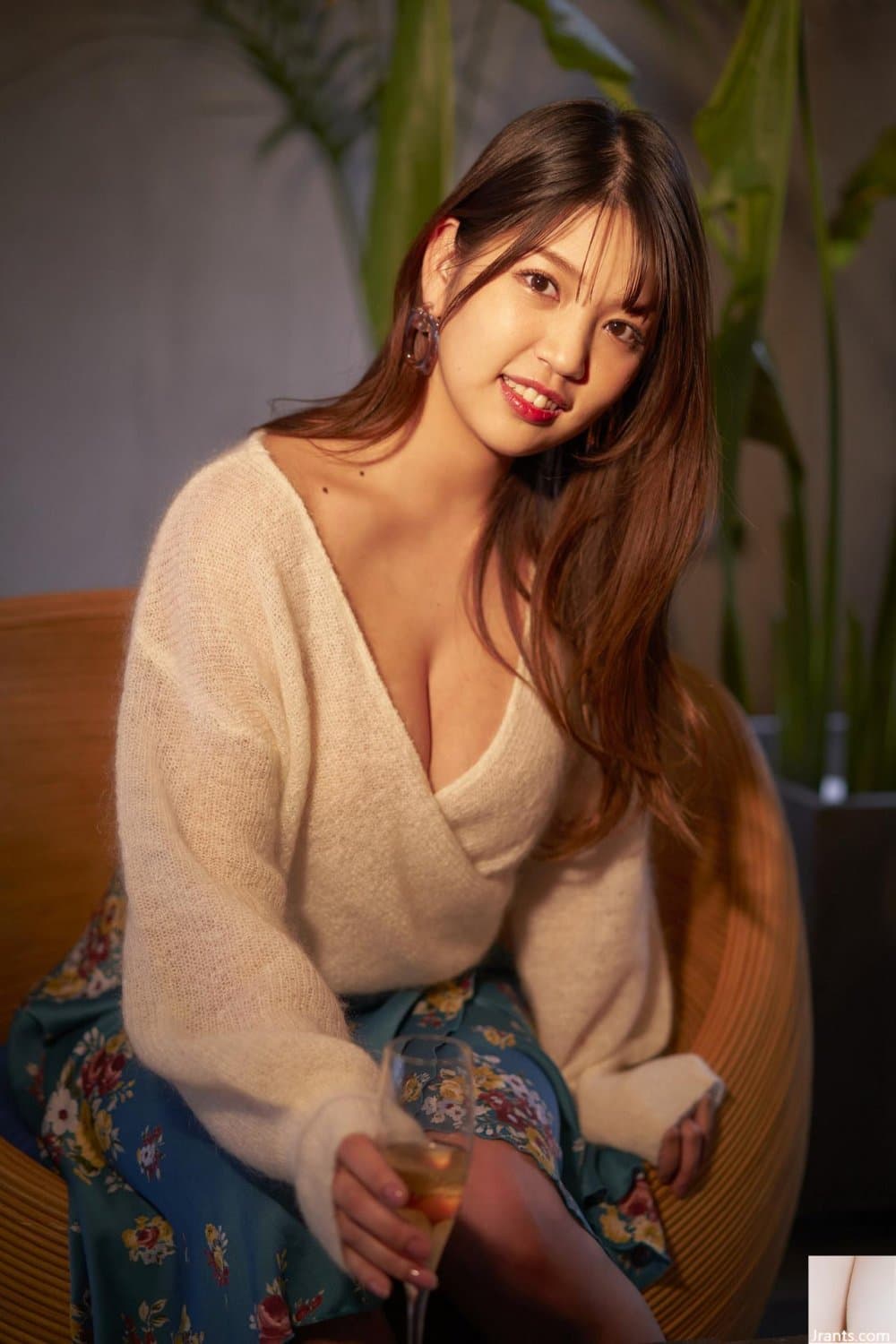 Fujino あおい, Plump beautiful breasts burst out!