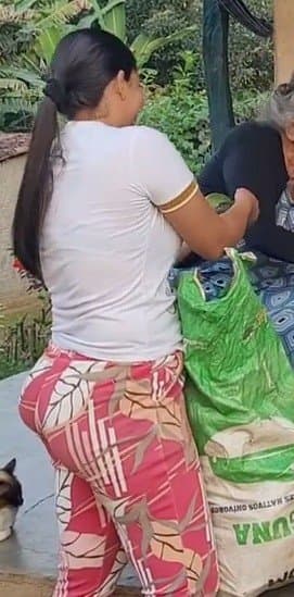 Morena fica de quatro e manda a sogra enfiar a mandioca até o talo no seu cuzinho