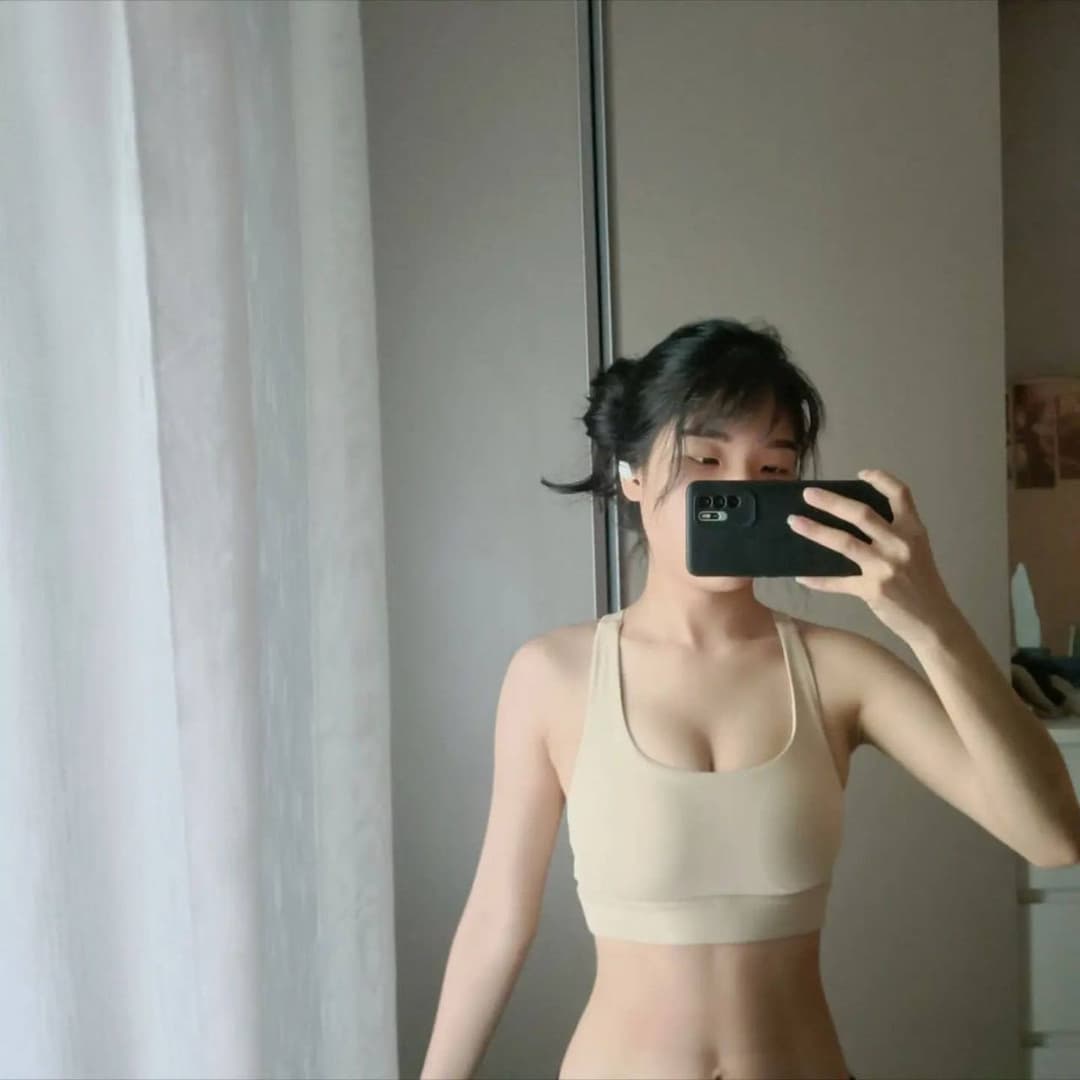 Sexy Big boobs Thai college babe shows her hot and busty body on Instagram